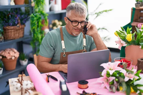 Meia Idade Homem Cabelos Grisalhos Florista Falando Smartphone Usando Laptop — Fotografia de Stock