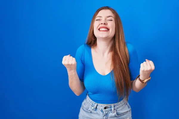 Donna Rossa Piedi Sfondo Blu Molto Felice Eccitato Facendo Gesto — Foto Stock