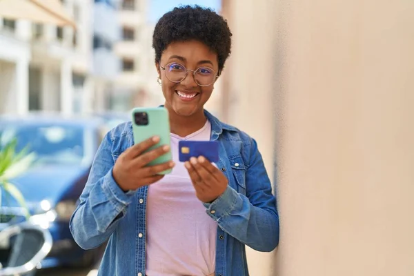 African American Woman Using Smartphone Credit Card Street — Φωτογραφία Αρχείου