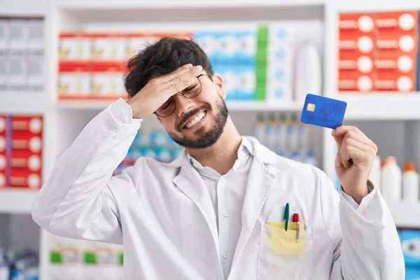 Ισπανόφωνος Άνδρας Γενειάδα Εργάζεται Φαρμακείο Κρατώντας Πιστωτική Κάρτα Τόνισε Και — Φωτογραφία Αρχείου