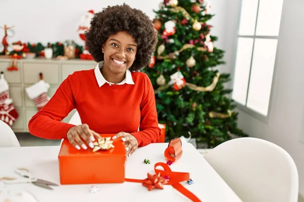 Jovem Afro Americana Sorrindo Confiante Embalagem Presente Natal Casa — Fotografia de Stock