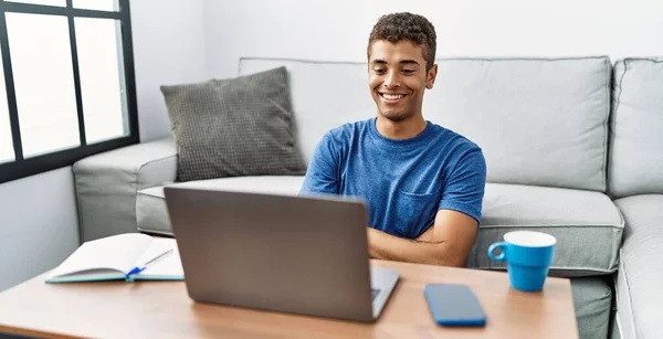 Homem Hispânico Bonito Jovem Usando Laptop Sentado Chão Rosto Feliz — Fotografia de Stock