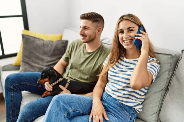 Jong Hispanic Paar Glimlachen Gelukkig Praten Smartphone Zitten Bank Met — Stockfoto