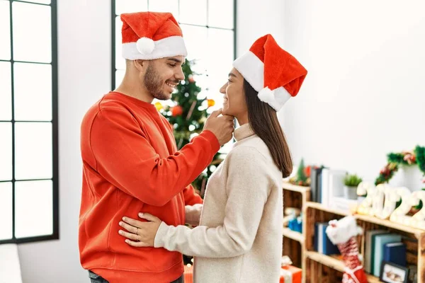 Genç Romantik Çift Gülümsüyor Mutlu Kucaklaşmalar Noel Ağacının Yanında Duruyorlar — Stok fotoğraf