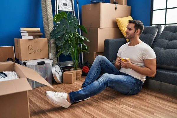 Genç Spanyol Adam Kahve Içiyor Yeni Evinde Yerde Oturuyor — Stok fotoğraf
