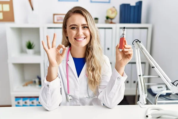 Jeune Belle Médecin Femme Tenant Cigarette Électronique Clinique Faisant Signe — Photo