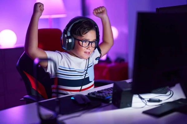 Schattige Latijns Amerikaanse Jongen Streamer Spelen Van Video Game Met — Stockfoto