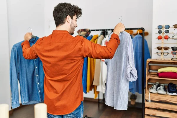 Joven Cliente Hispano Sonriendo Feliz Eligiendo Camisa Tienda Ropa — Foto de Stock