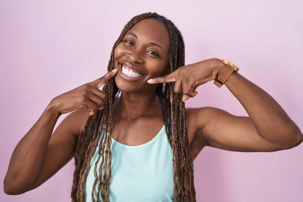 Mujer Afroamericana Pie Sobre Fondo Rosa Sonriendo Alegre Mostrando Señalando —  Fotos de Stock