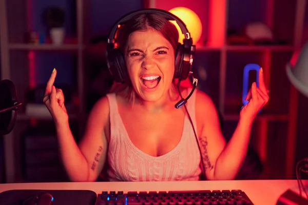 Young Blonde Woman Playing Video Games Wearing Headphones Shouting Crazy — Photo