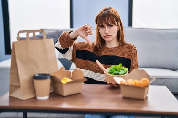 Joven Hermosa Mujer Comiendo Comida Domicilio Sala Estar Con Cara — Foto de Stock