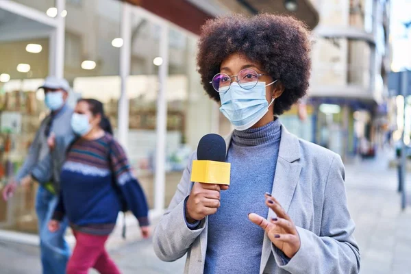 Αφροαμερικανή Δημοσιογράφος Φορώντας Ιατρική Μάσκα Χρησιμοποιώντας Μικρόφωνο Που Εργάζονται Στο — Φωτογραφία Αρχείου