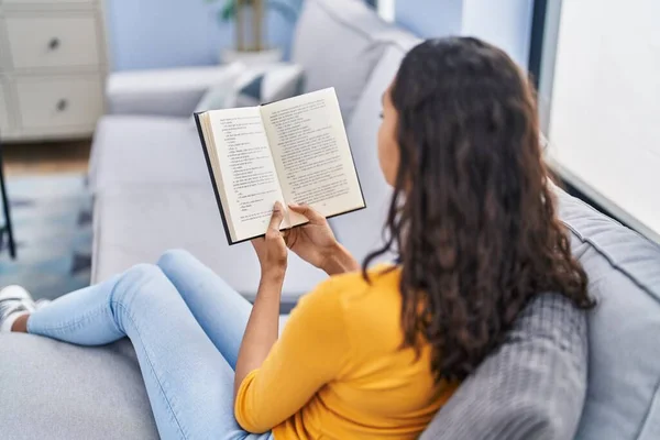 Young African American Woman Reading Book Sitting Sofa Home — Stock Photo, Image