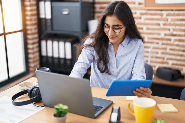 Trabajadora Negocios Joven Hispana Usando Laptop Trabajando Oficina — Foto de Stock