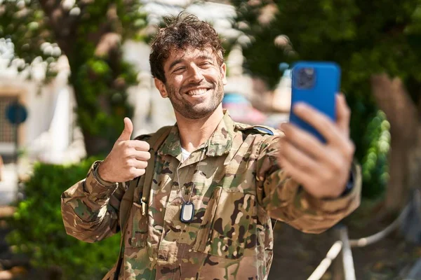 Latynos Młody Człowiek Mundurze Armii Kamuflażu Robi Wideo Połączenie Uśmiechnięty — Zdjęcie stockowe