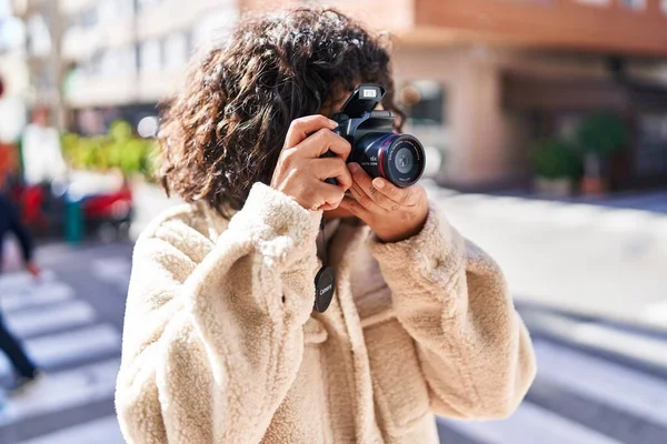 Junge Schöne Hispanische Frau Mit Professioneller Kamera Auf Der Straße — Stockfoto