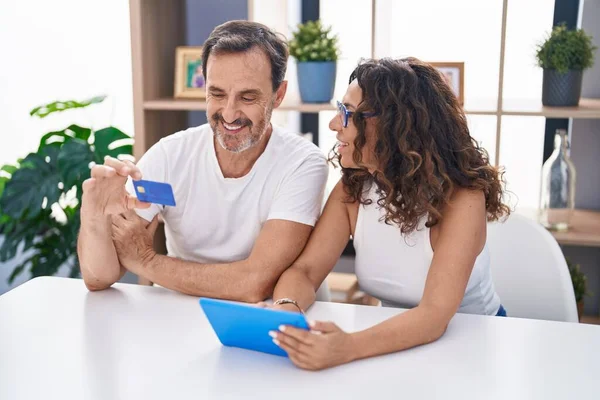 Kadın Erkek Evdeki Masada Oturan Dokunmatik Kağıt Kredi Kartı Kullanıyorlar — Stok fotoğraf
