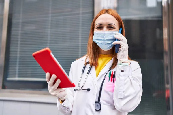 Jovem Mulher Branca Médico Vestindo Máscara Médica Usando Touchpad Falando — Fotografia de Stock