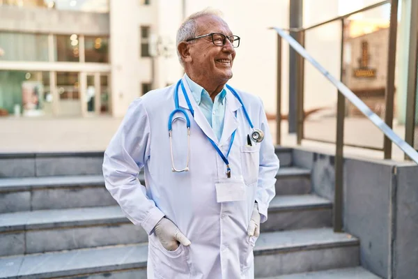 Starší Muž Uniformě Lékaře Stojí Ulici — Stock fotografie