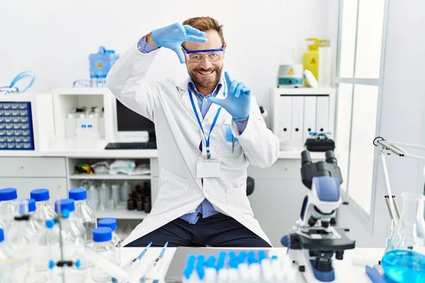 Hombre Mediana Edad Trabajando Laboratorio Científico Sonriendo Haciendo Marco Con — Foto de Stock