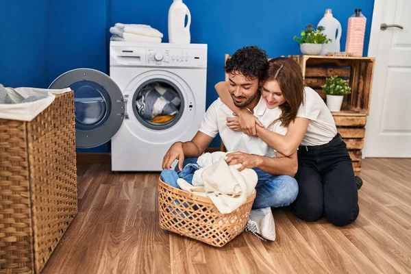 Homem Mulher Casal Abraçando Uns Aos Outros Lavar Roupas Lavanderia — Fotografia de Stock