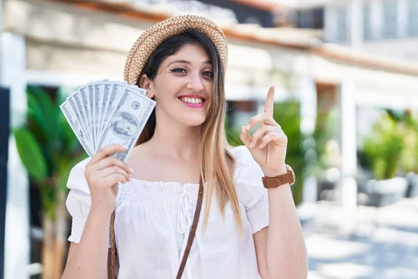 Joven Morena Sosteniendo Billetes Dólares Sonriendo Con Una Idea Pregunta — Foto de Stock