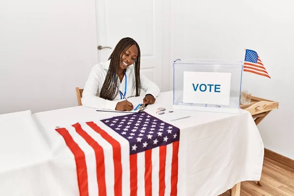 選挙大学で働く若いアフリカ系アメリカ人政党の労働者 — ストック写真