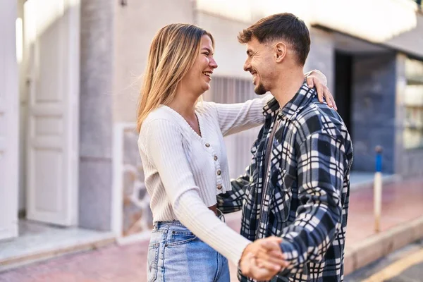 Junges Paar Lächelt Selbstbewusst Und Tanzt Auf Der Straße — Stockfoto