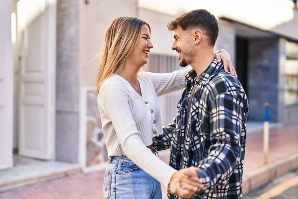 Joven Pareja Hombres Mujeres Sonriendo Confiados Bailando Calle —  Fotos de Stock