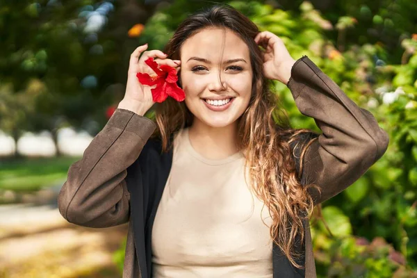 Wanita Cantik Hispanik Muda Tersenyum Percaya Diri Mengenakan Bunga Taman — Stok Foto