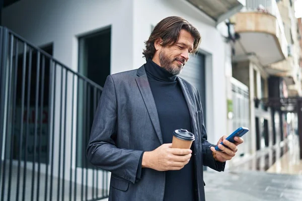 中年男子在街上用智能手机喝咖啡 — 图库照片
