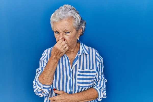 Donna Anziana Con Capelli Grigi Piedi Sfondo Blu Che Odora — Foto Stock