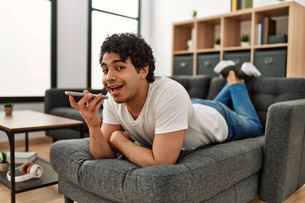 Jovem Hispânico Falando Smartphone Deitado Sofá Casa — Fotografia de Stock