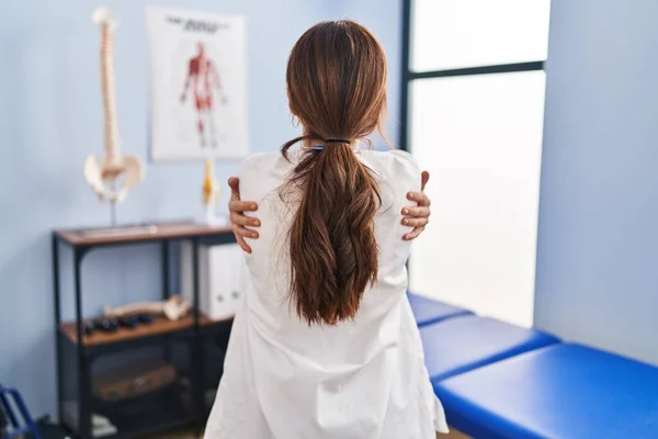 Mulher Morena Jovem Trabalhando Clínica Recuperação Dor Abraçando Feliz Positivo — Fotografia de Stock