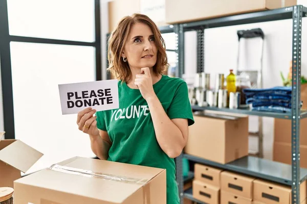 Middle Age Woman Wearing Volunteer Shirt Holding Please Donate Banner — Stock Photo, Image