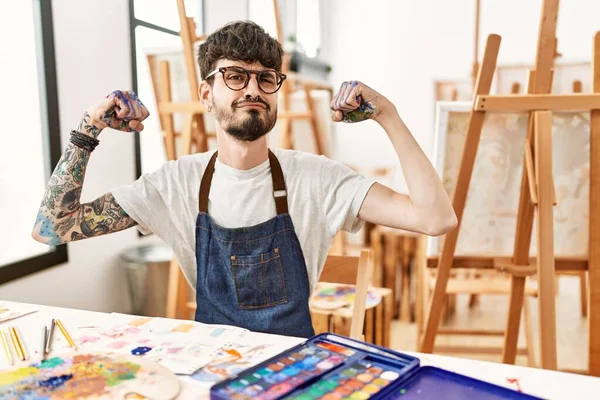 在艺术工作室里蓄着胡子的西班牙裔男人露出胳膊肌肉微笑 感到自豪 健身概念 — 图库照片