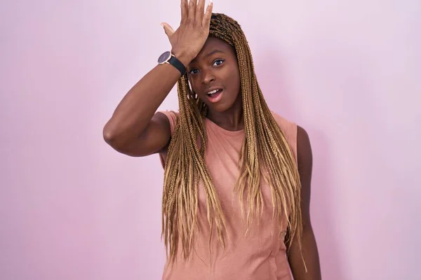 Африканская Американка Плетеными Волосами Стоящая Розовом Фоне Удивленная Рукой Голове — стоковое фото