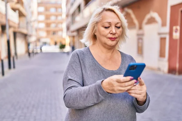 Medelålders Blond Kvinna Använder Smartphone Gatan — Stockfoto