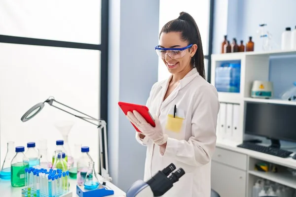 Giovane Bella Scienziata Ispanica Donna Sorridente Fiducioso Utilizzando Touchpad Laboratorio — Foto Stock