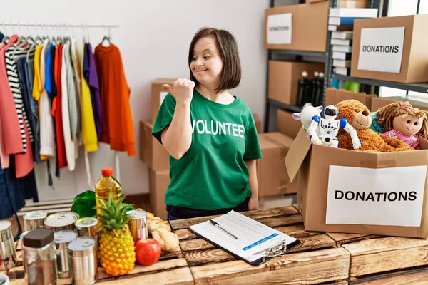 Jovem Mulher Síndrome Vestindo Shirt Voluntária Doações Ficar Apontando Polegar — Fotografia de Stock