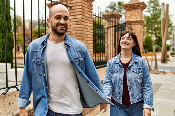 Jovem Casal Hispânico Sorrindo Feliz Andando Com Mãos Juntas Cidade — Fotografia de Stock