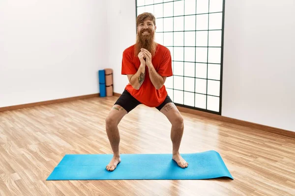 Ung Rödhårig Man Ler Tryggt Stretching Sportcenter — Stockfoto