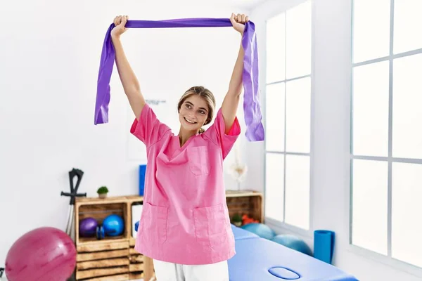 Jonge Blanke Vrouw Draagt Fysiotherapeut Uniform Met Behulp Van Elastica — Stockfoto