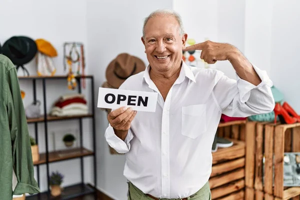 Älterer Mann Hält Banner Mit Offenem Text Einzelhandelsgeschäft Und Zeigt — Stockfoto