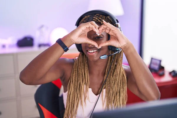 Mujer Afroamericana Streamer Sonriendo Confiado Haciendo Símbolo Del Corazón Con —  Fotos de Stock