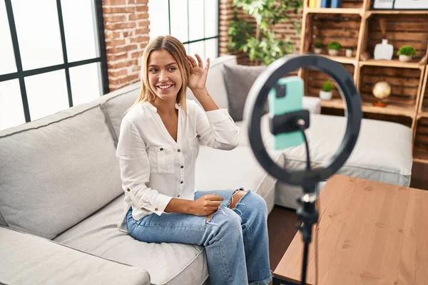 Junge Blonde Frau Die Mit Ihrem Smartphone Hause Eine Vlog — Stockfoto