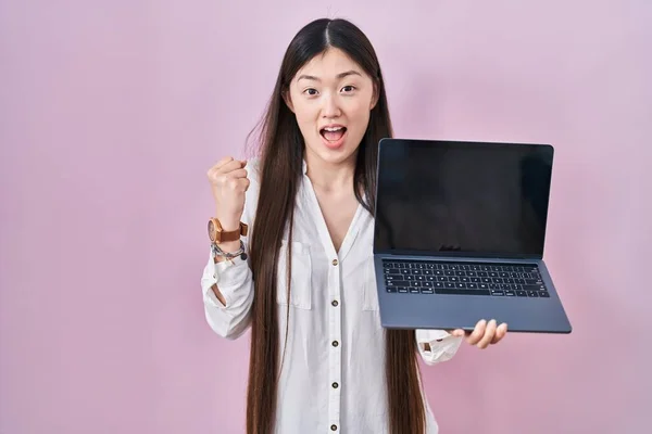 Κινέζα Νεαρή Γυναίκα Κρατώντας Φορητό Υπολογιστή Δείχνει Οθόνη Ουρλιάζοντας Υπερήφανος — Φωτογραφία Αρχείου