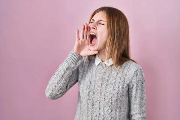 Beautiful Woman Standing Pink Background Shouting Screaming Loud Side Hand — Stock Photo, Image
