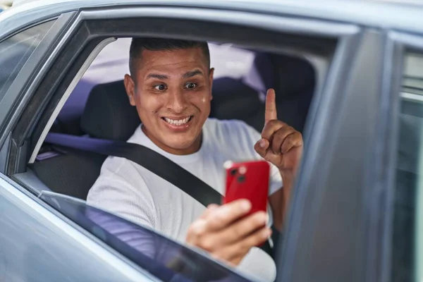 Молодий Іспаномовний Чоловік Робить Відеодзвінок Смартфоном Машині Посміхаючись Ідеєю Або — стокове фото