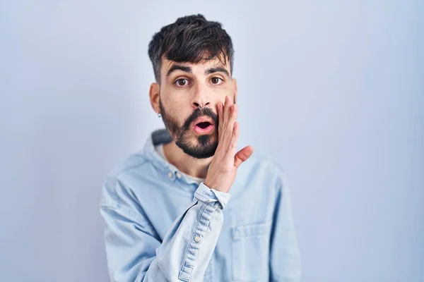 Mavi Arka Planda Sakallı Genç Spanyol Bir Adam Ağzı Açık — Stok fotoğraf